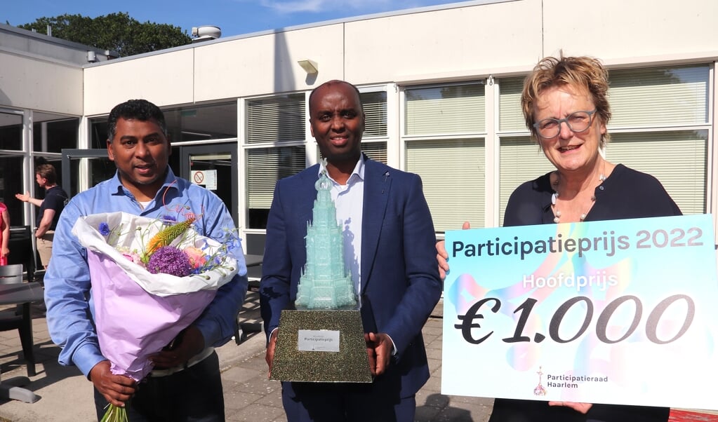 De winnaars van de Participatieprijs Haarlem 2022. Met uitreiking van de cheque door wethouder Marie-Thérèse Meijs.