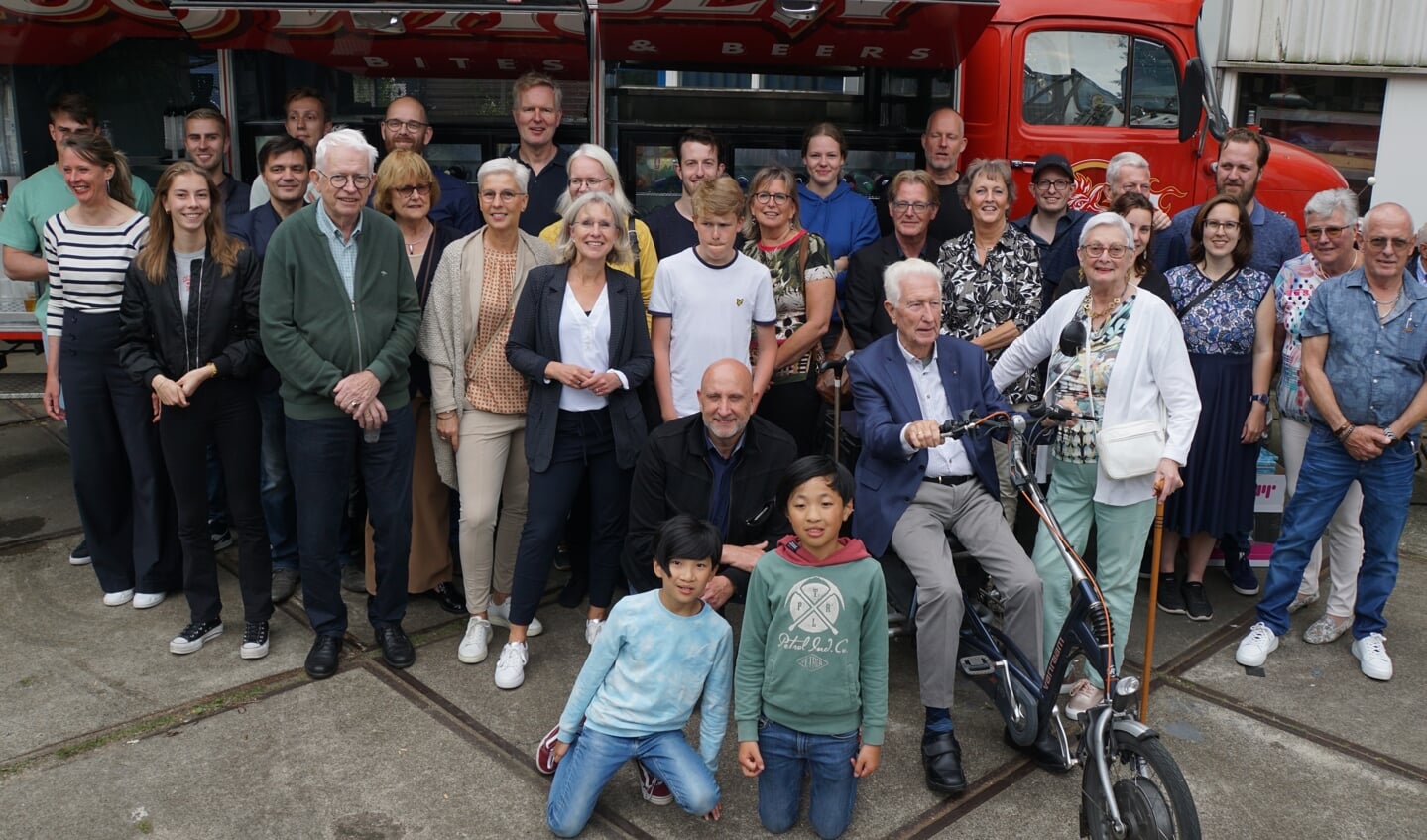 Een historisch plaatje. Alle zestien aandeelhouders met familie nog een keer bijeen aan de Industrieweg, op de plaats waar de machinefabriek Fontijne uitgroeide tot een internationaal bedrijf.