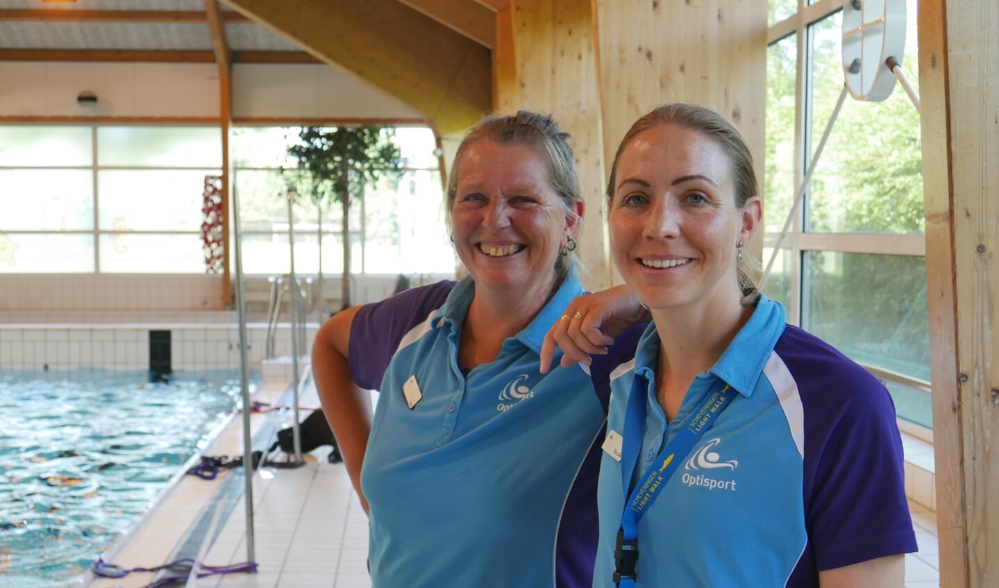 Nicolet Timmers werkt nu één jaar bij het zwembad; Ingrid Vos (links) maar liefst zesenveertig. Samen geven ze Aqua'Vitaal-lessen.
