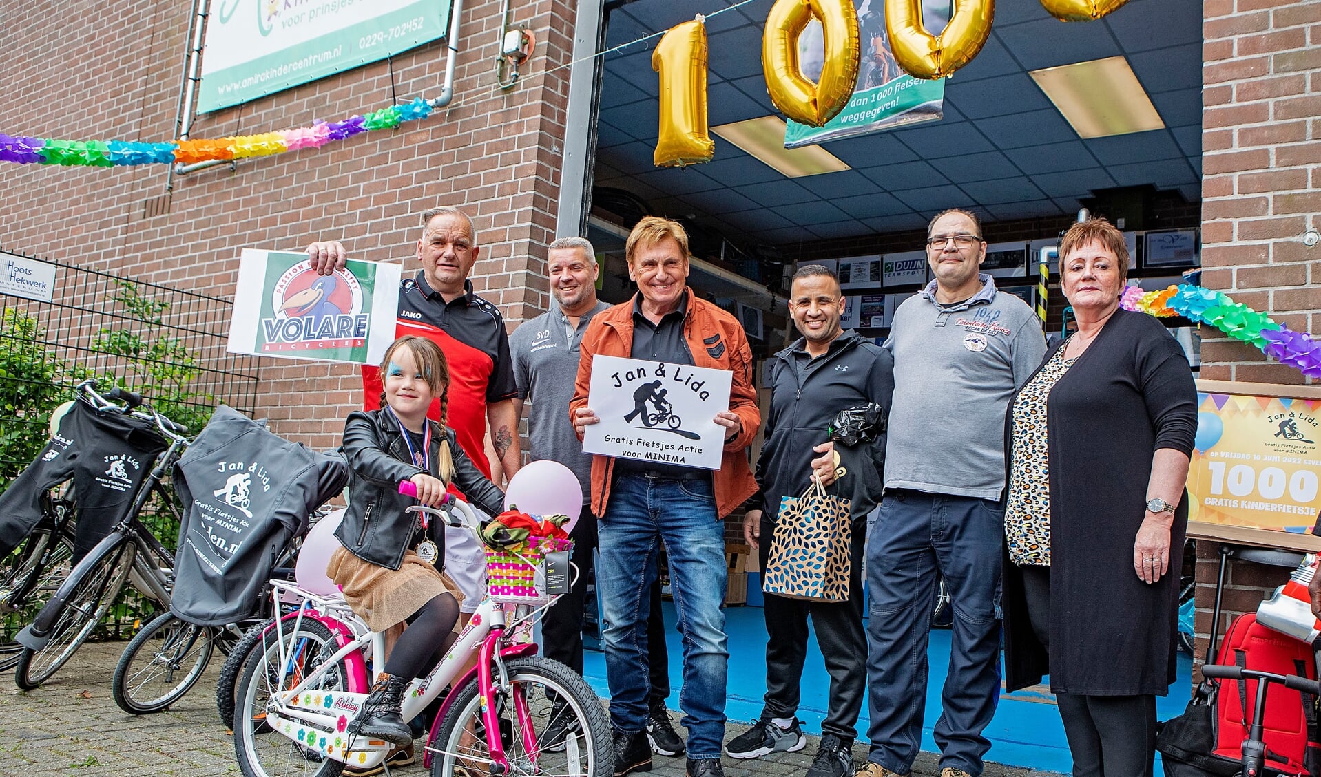 Shanty is zichtbaar blij met haar nieuwe fiets.