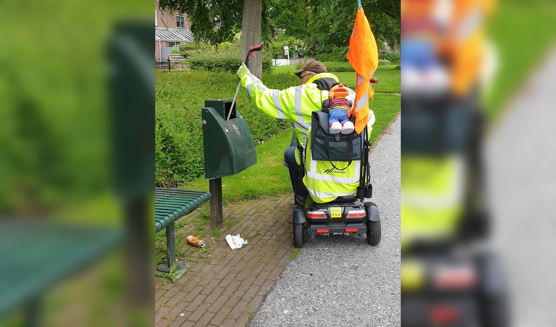 Cor raapt elke dag zwerfvuil in en rond Medemblik. Ernie gaat steevast mee.