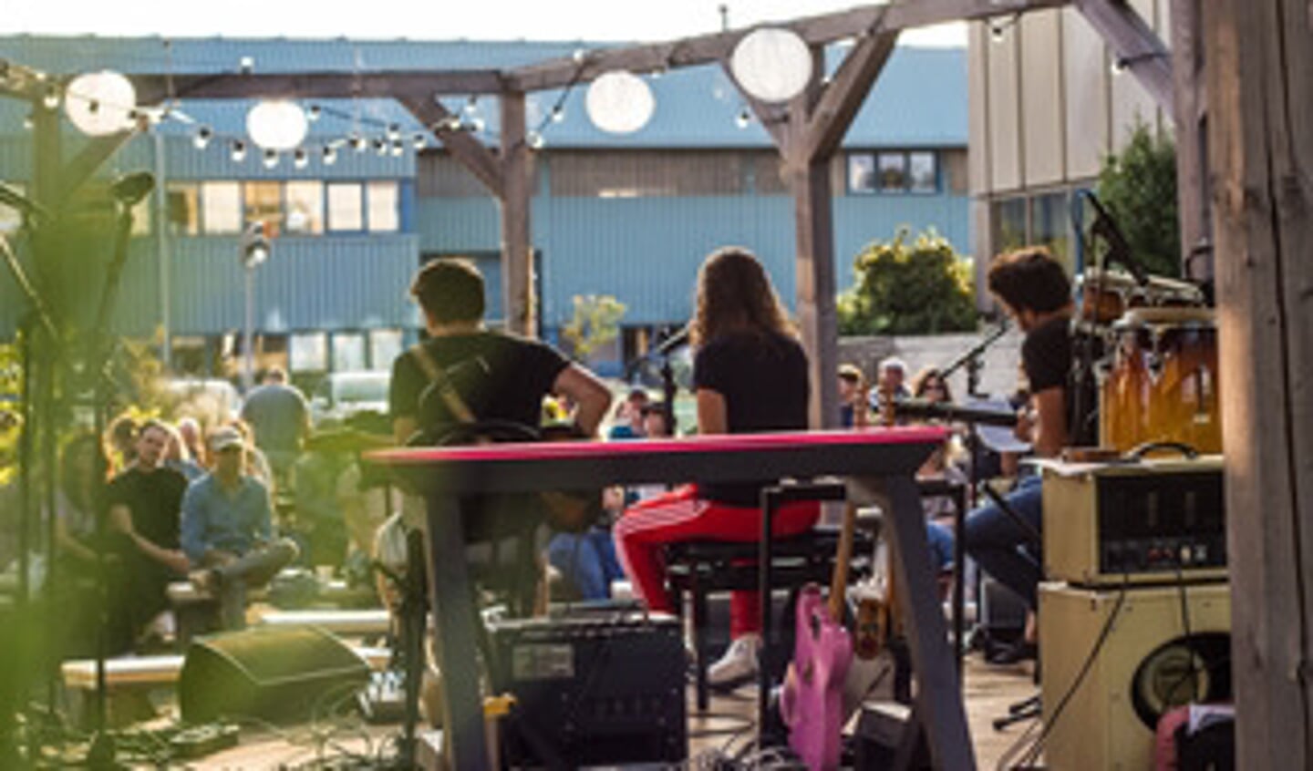 Lekker luisteren naar nieuwe stijlen muziek in de tuin van Broedplaats BOGOTÁ.
