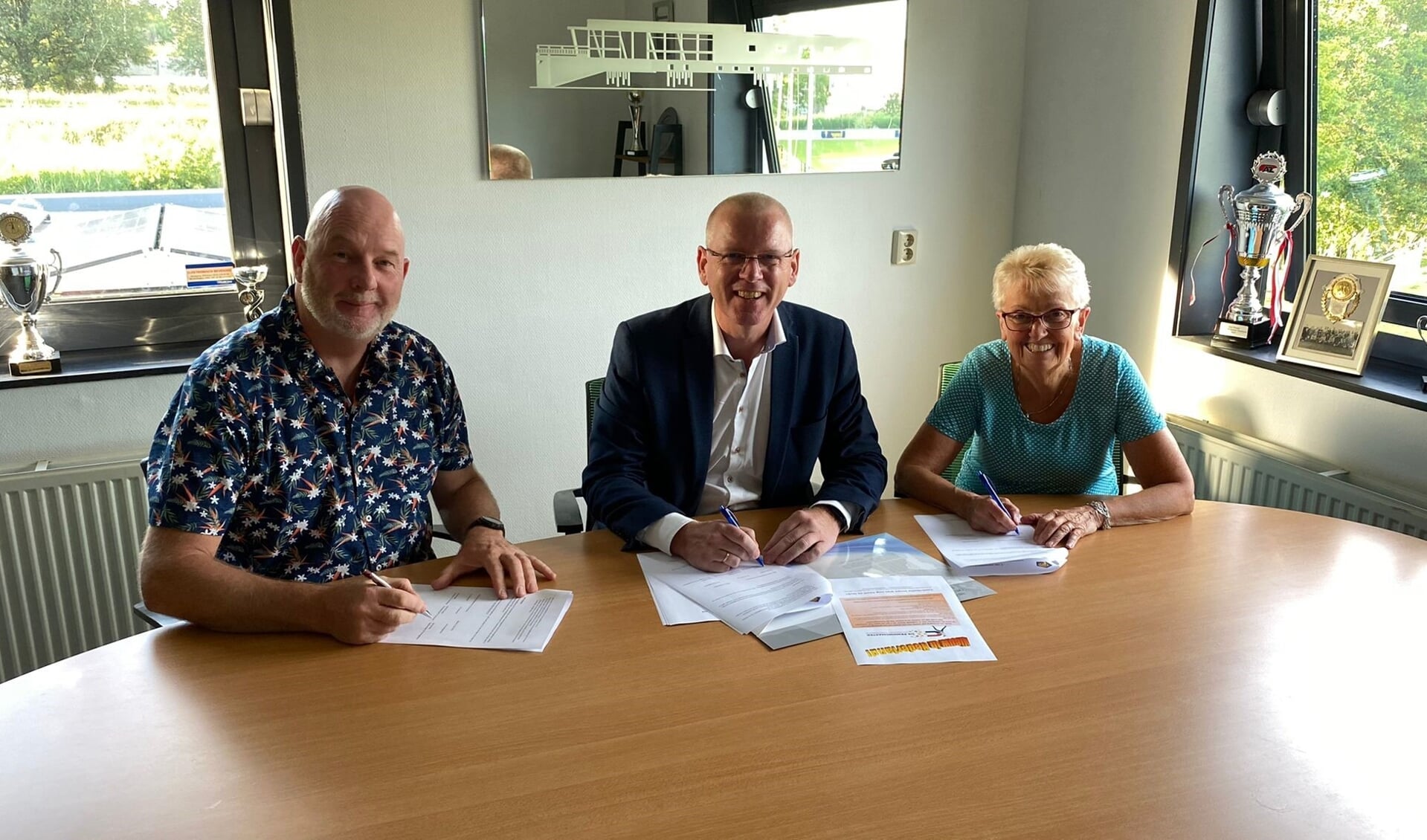 De ondertekening van het contract. Van links naar rechts: Rob Schulte (De Penningmaster), Simon Butter (voorzitter FC Purmerend) en Hanneke Singels (penningmeester).