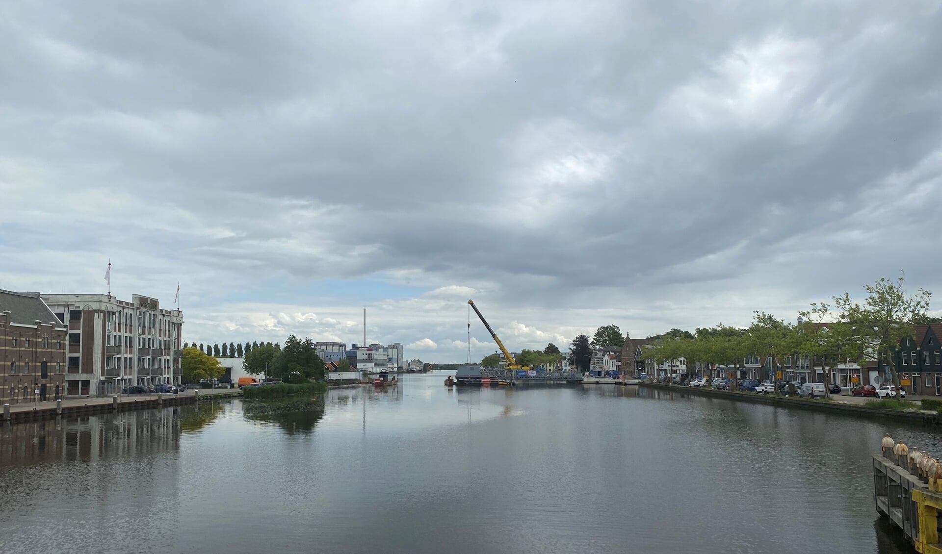 Voorlopig moet het scheepvaart- en landverkeer rekening houden met overlast door de bouw van de nieuwe Zaanbrug.