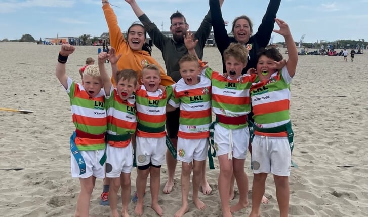 Nathan van Rosmalen (derde van links) won met zijn team 'Turven' het beach-rugbytoernooi.               (foto: PR)