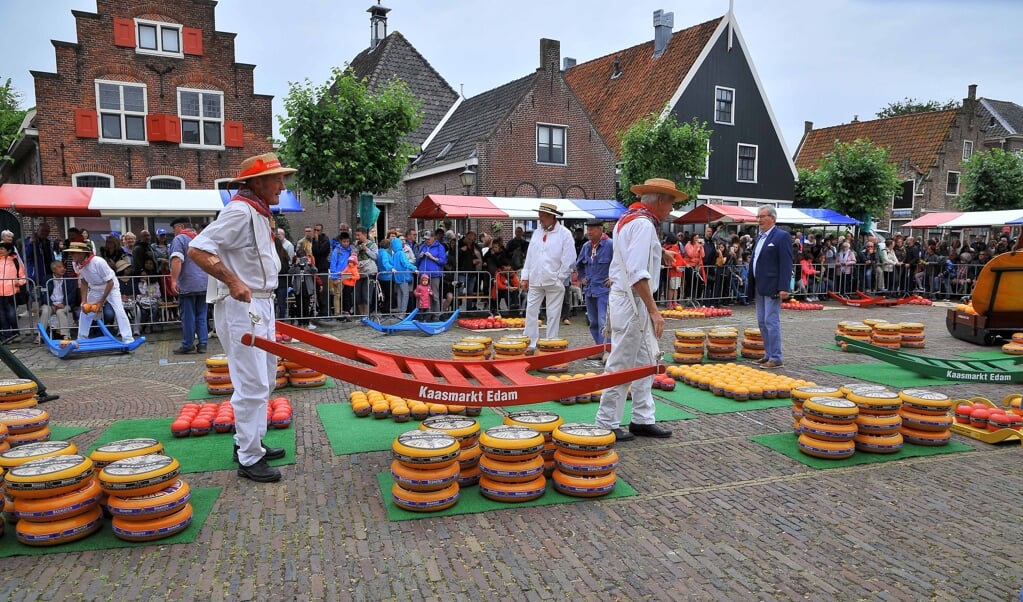 Commissaris van de Koningin opent in Edam de eerste kaasmarkt van 2022.