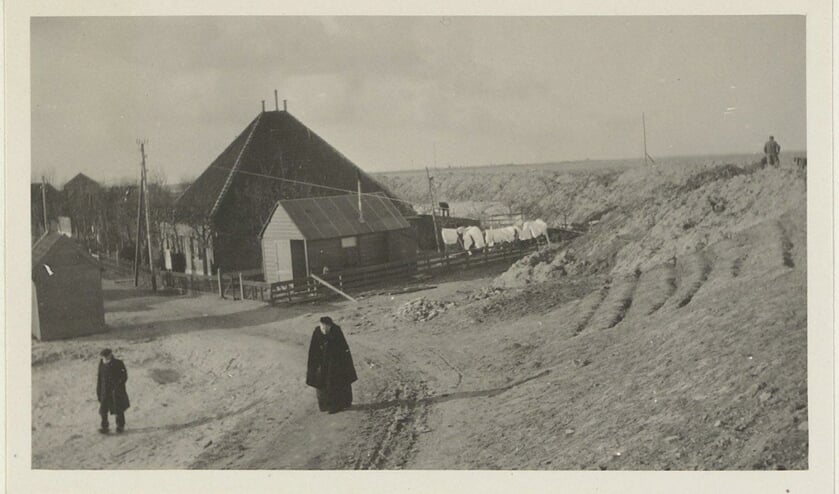 Op deze foto uit 1917 is te zien hoe de dijk wordt verbreed in de hoek van de Dorpsstraat.