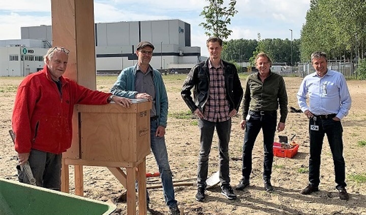 De 15000 bijen huizen in deze prachtige bijenkast.