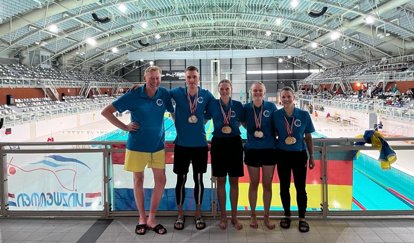 De vier vinzwemmers van Delphis bij het NK, samen met hun trainer/coach René van Vuuren. 