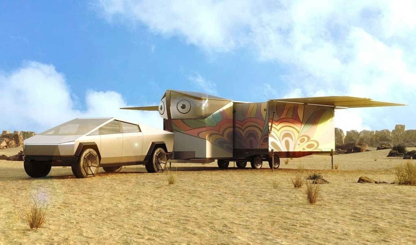 SolarButterfly met gespreide vleugels voortgetrokken door een Tesla X. Het innovatieve object werkt op 100% zonne-energie en is gemaakt van 800 kilo gerecyclede PET-flessen uit de oceaan.