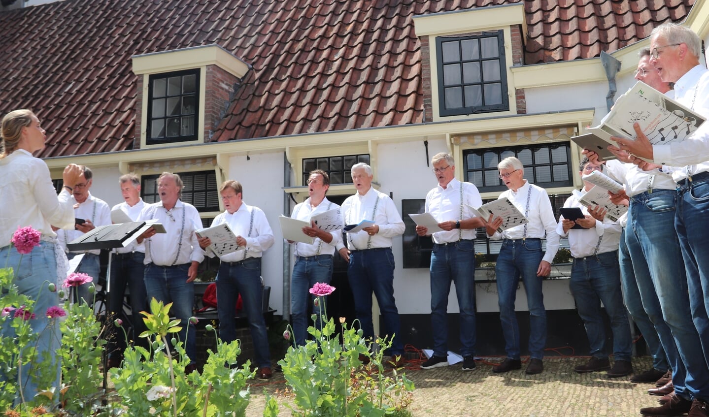 Mannenkoor De Valsche Noot o.l.v. Merel van Geest.