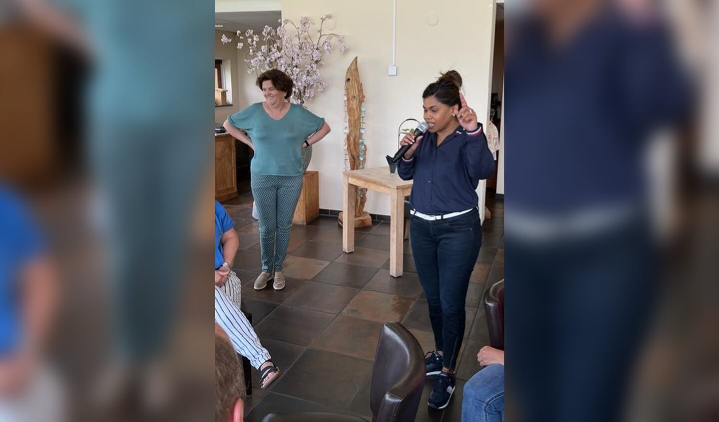 Wethouder Zorg, Jeugd en Volksgezondheid Kavita Parbhudayal en coördinator Emmy Zuijdwijk.