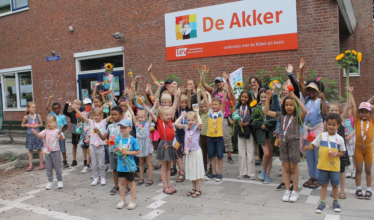 Veel leerlingen van De Akker liepen mee. In totaal waren er zestig deelnemers.