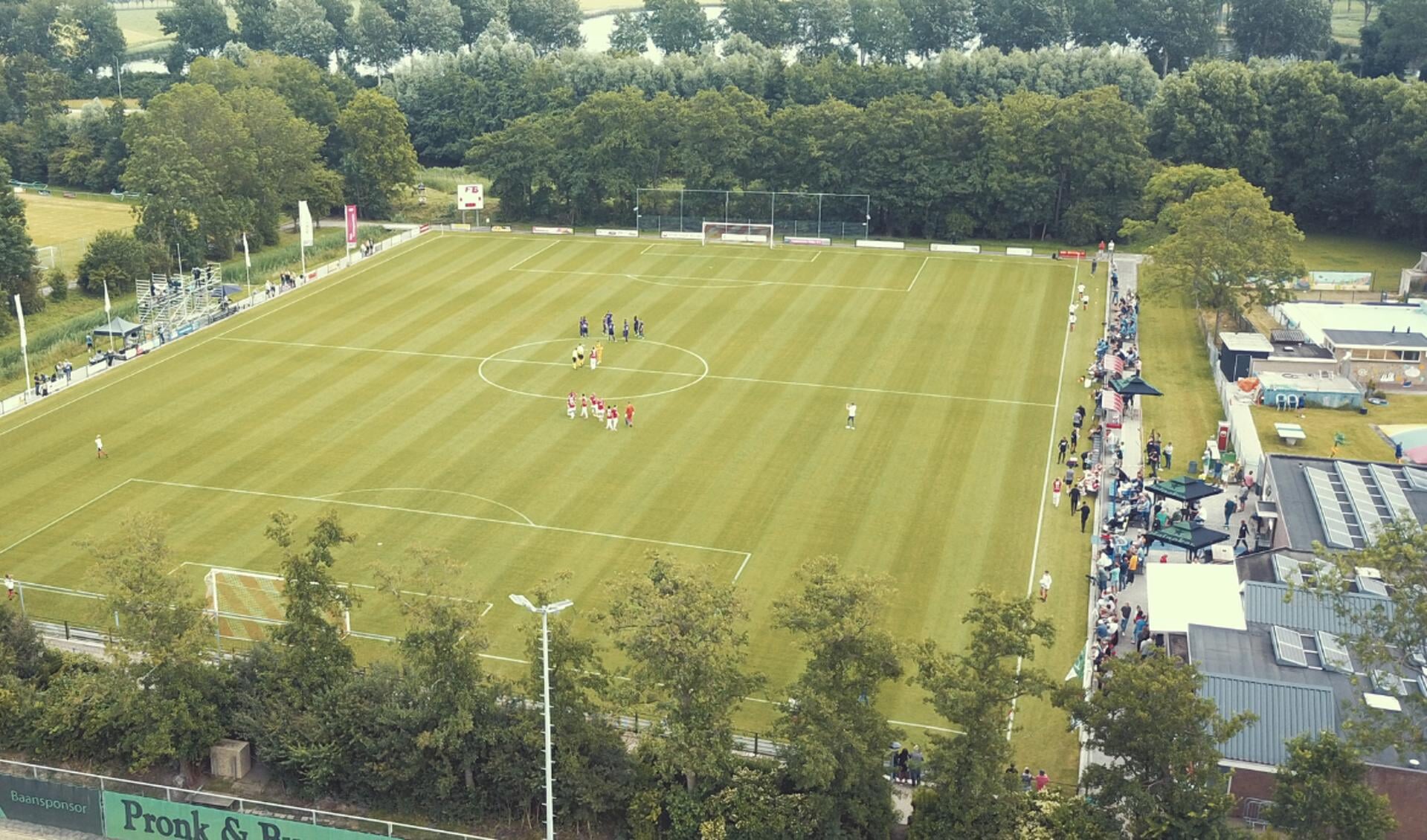 De Alkmaarders spelen de eerste wedstrijd van de oefencampagne in Dirkshorn.