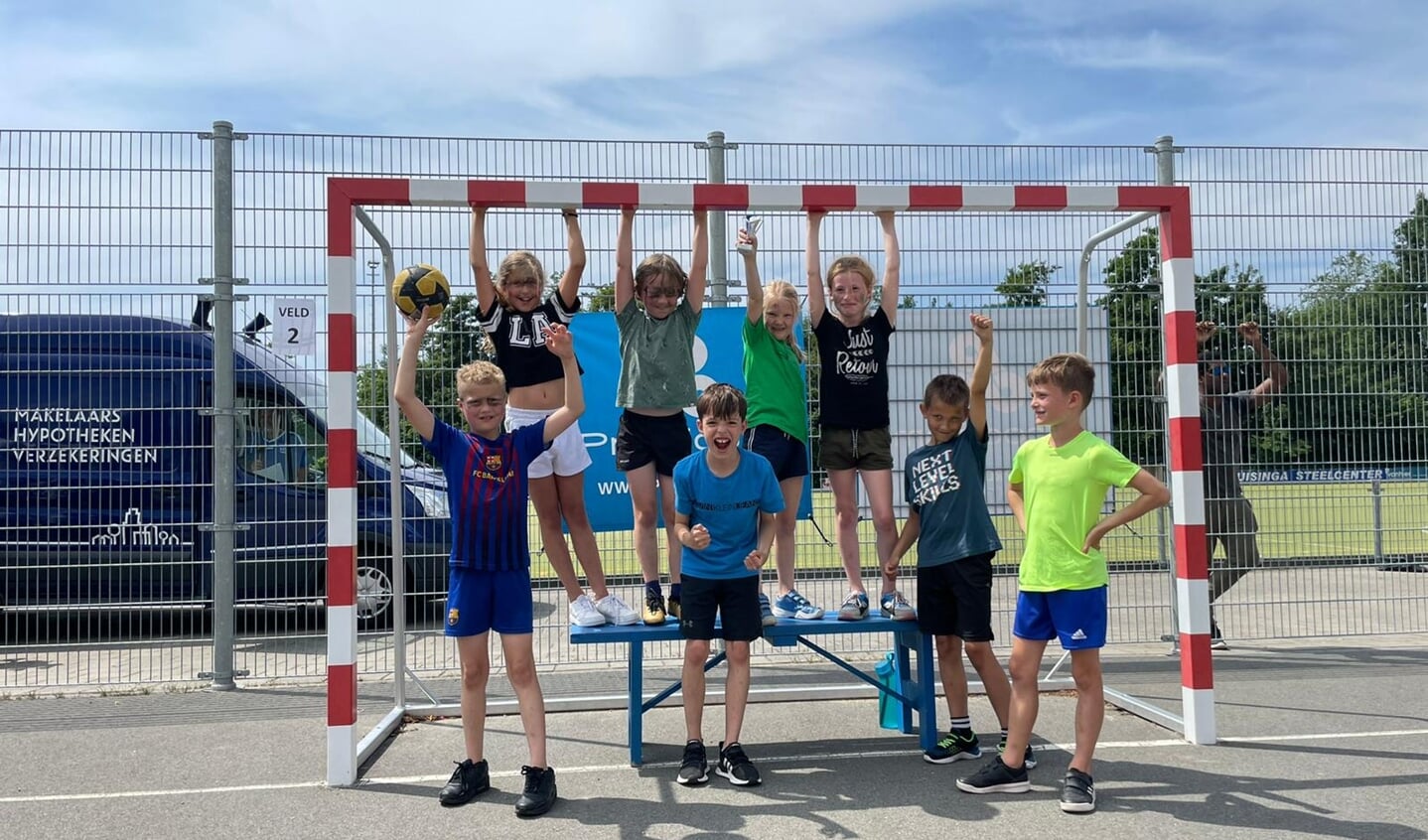 Groep 5b Kindcentrum Helmgras blij met de sportiviteitsprijs.
