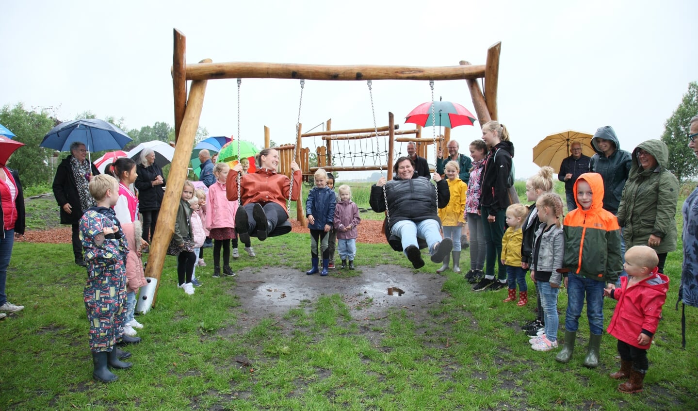 Suzanne Meijer en Monique Klootwijk openden de speeltuin met een officiële ingebruikname van de schommel.