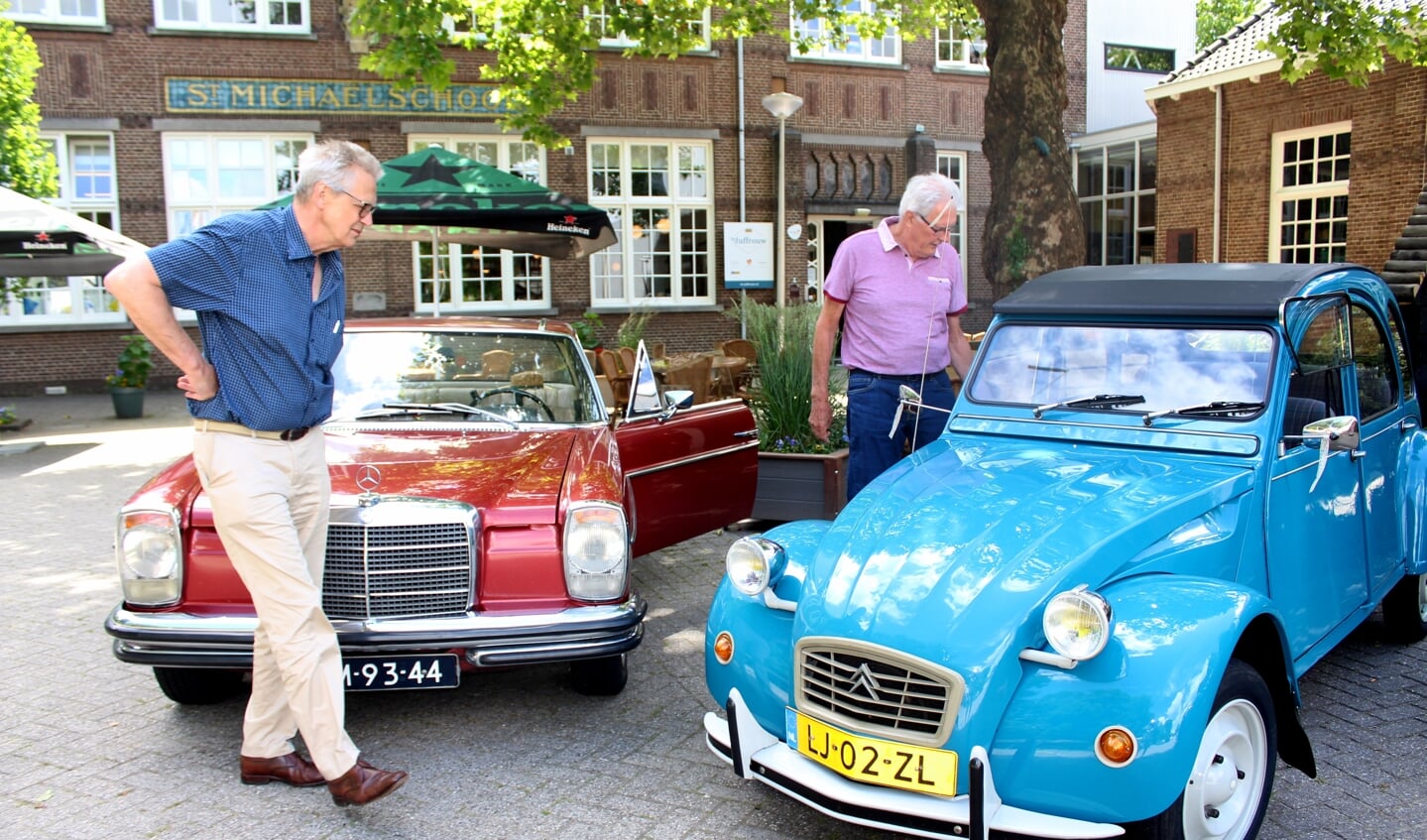 Fons Dolle (l) en Jan van der Slik zijn de gangmakers bij de Holland Oldtimer Touringclub (HOT)