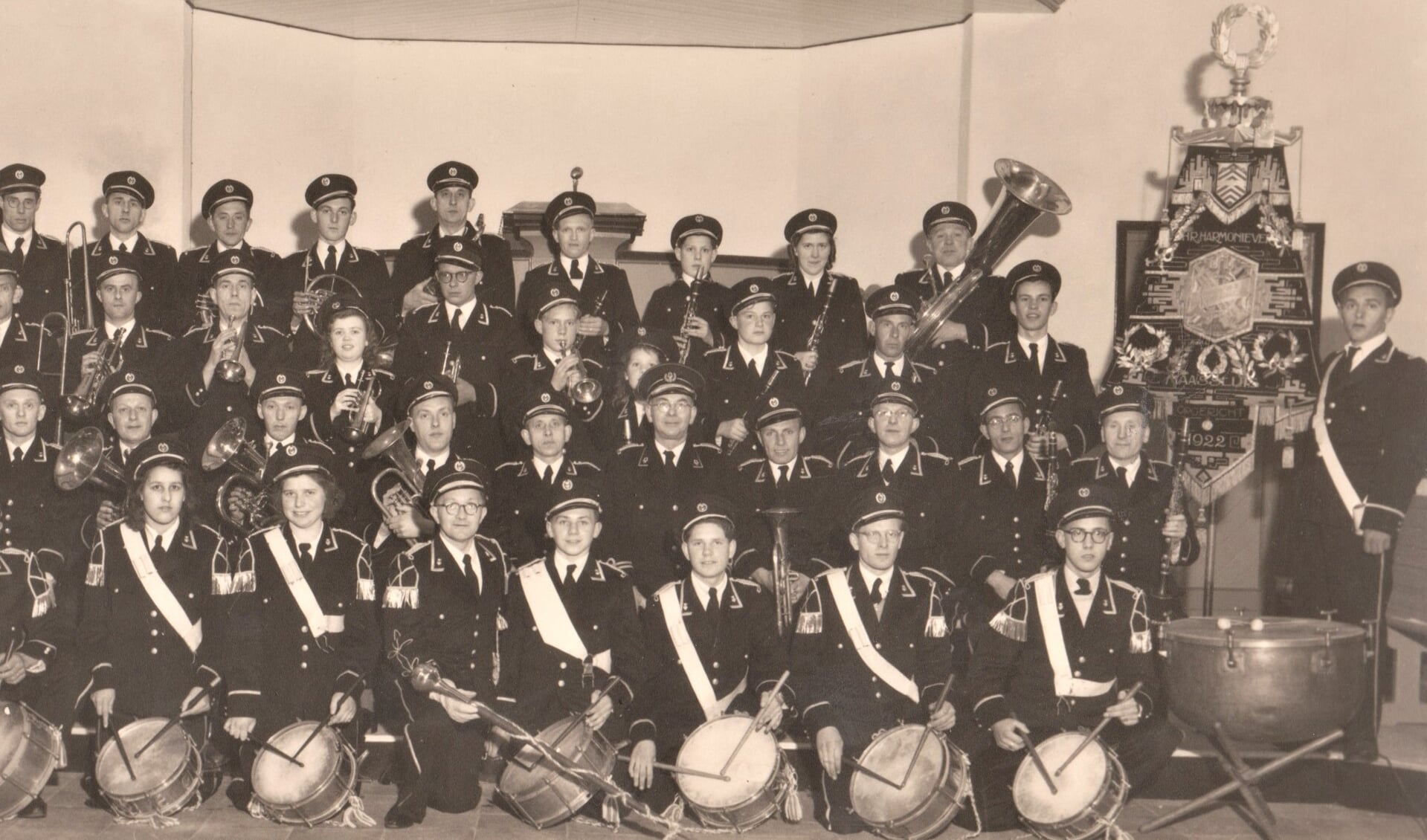 De Maassluise Harmonie in het eerste uniform in 1949.