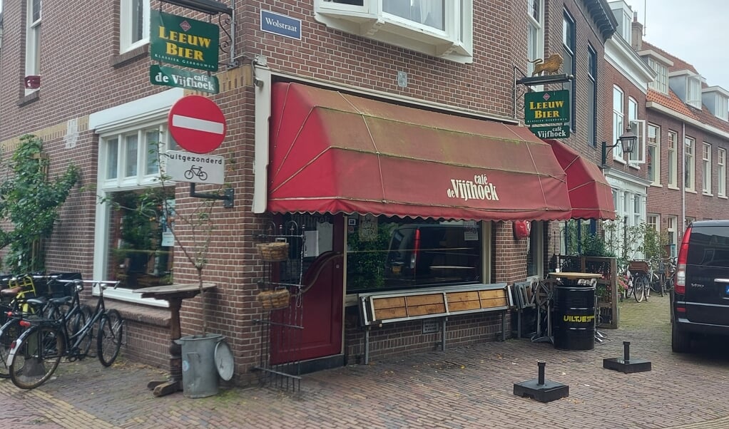 Café de Vijfhoek van Niels Weijers voor openingstijd.