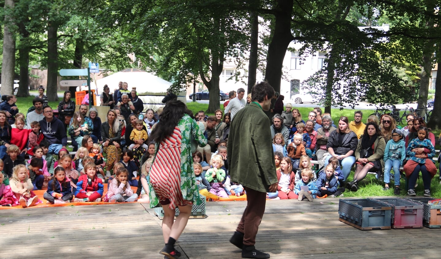 Theatergroep Wirwar treedt op voor een lekker jong publiek.