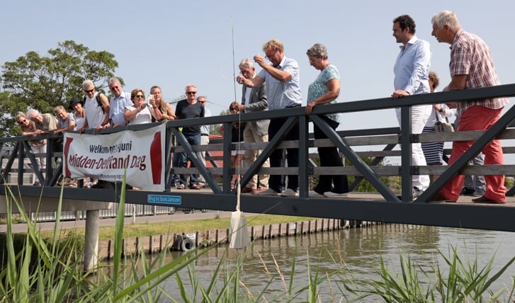 Koos Karssen en Arnoud Rodenburg verrichten de opening vanaf het bruggetje over de Zweth.