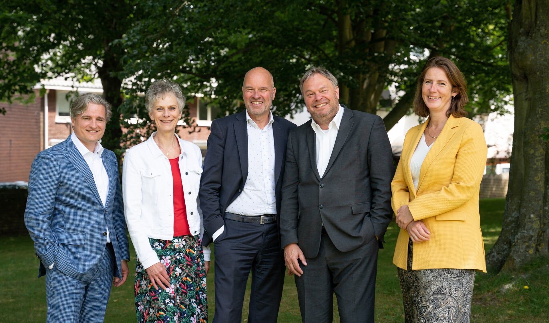 Vlnr.: wethouder Antoine Tromp, gemeentesecretaris Ciska de Jong, wethouder Ronald Vennik, wethouder Rob Opdam en burgemeester Mascha ten Bruggencate