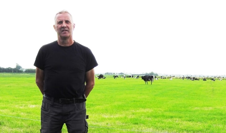 Melkveehouder Gerard Veldt op zijn geliefde weiland met koeien.