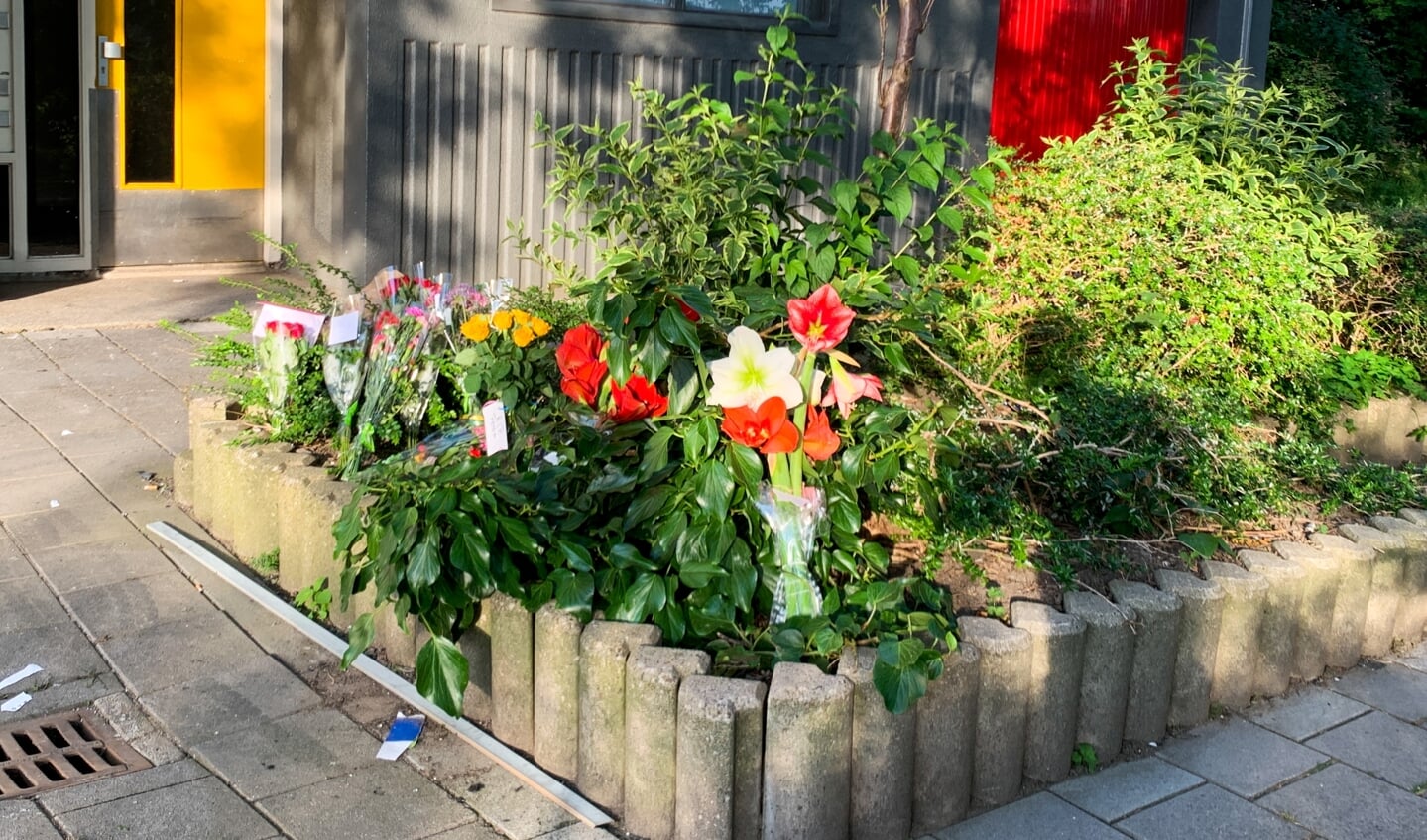 Na de brand werden er al snel bloemen voor de portiekflat gelegd.