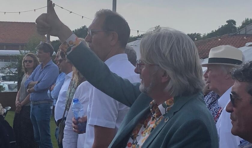 Varend Corso-voorzitter Rob Baan kijkt en ziet dat het goed is.