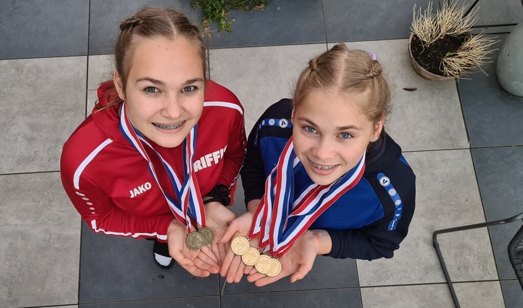 Yuna en Lina Uljee pakken medailles op NK.