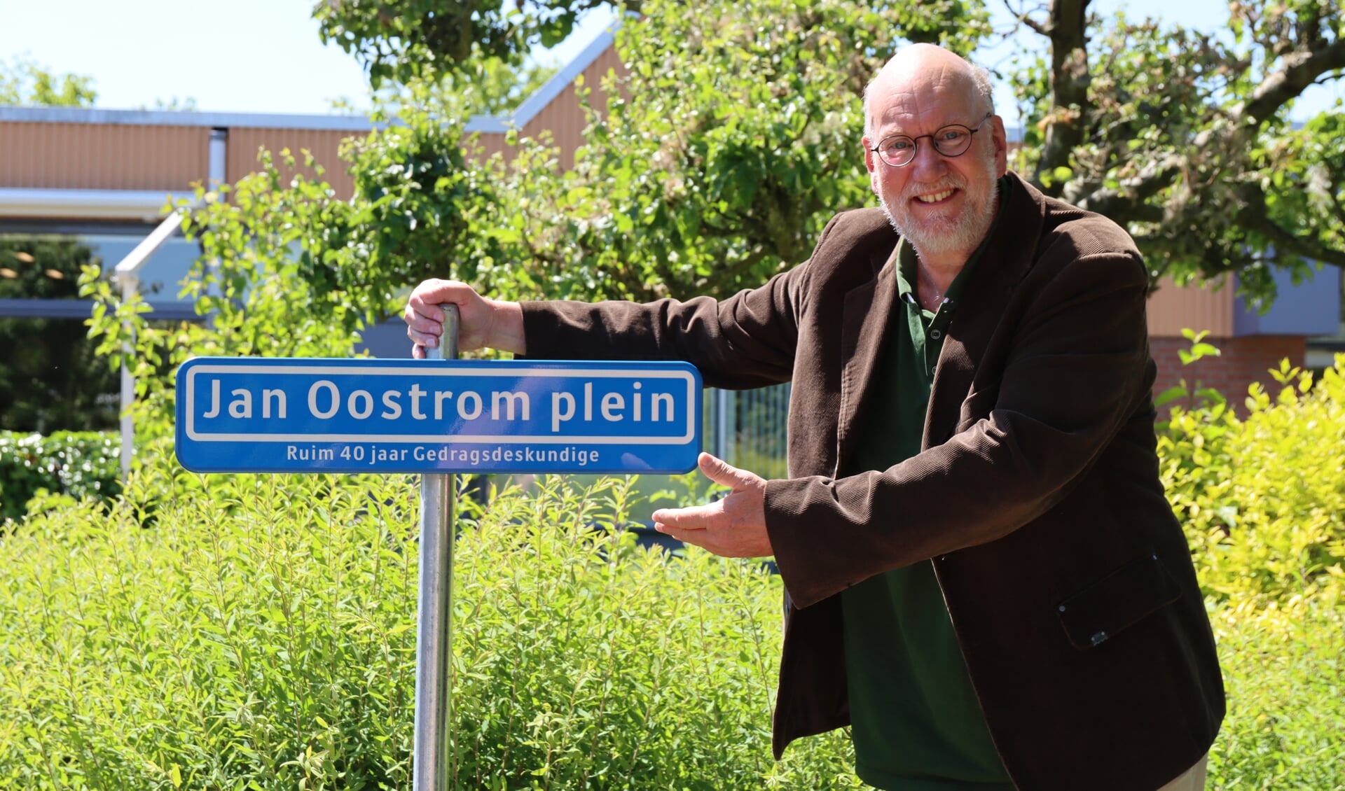 Jan Oostrom toont zijn naambord.