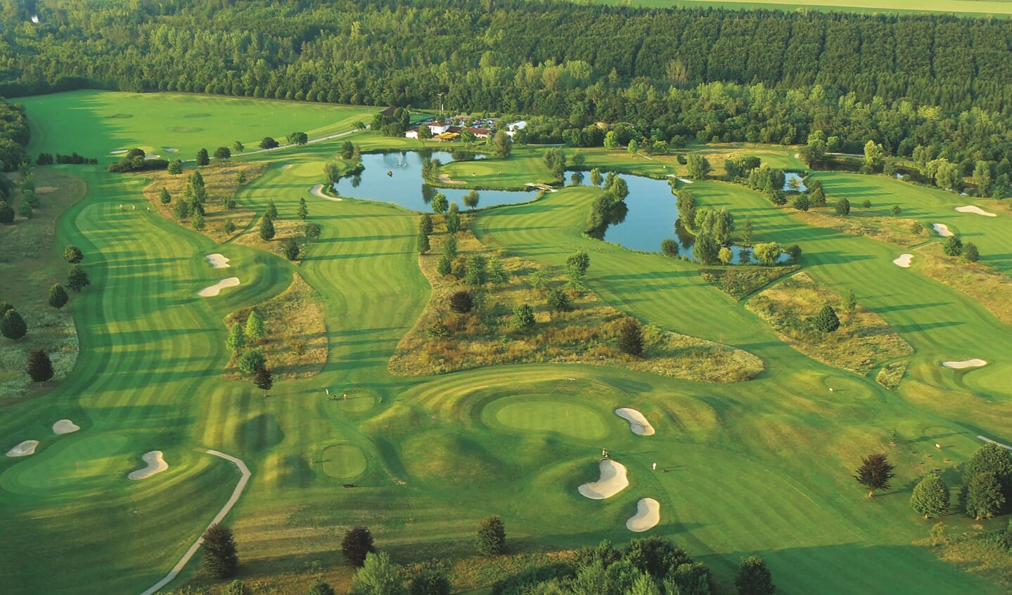 Overzicht van golfbaan Erftaue-Grevenbroich, onder de rook van Keulen. Prachtige course en heel betaalbaar met de Rheingolf Card.
