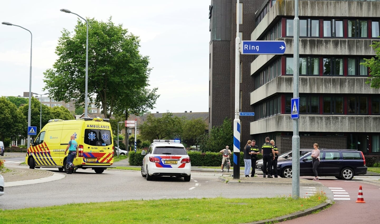 Een automobilist reed een meisje op de fiets aan op de rotonde Bergerweg.