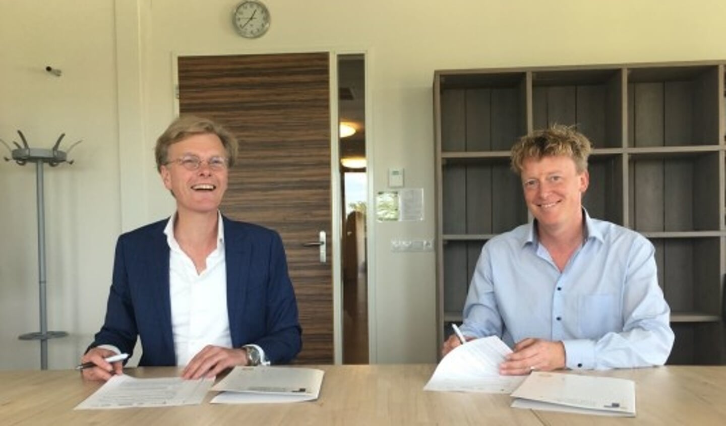 De samenwerkingsovereenkomst werd ondertekend door (links) Willem Wiegersma (Voorzitter Raad van Bestuur Basalt), namens ALS-netwerk Haaglanden, en (rechts) Arnold van Halteren (Directeur Vereniging Transmurale Zorg), namens Netwerk Palliatieve Zorg Haaglanden.