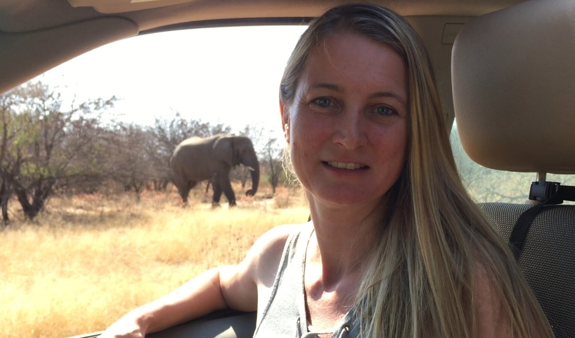 Antoinette van de Water is erg blij met de cheque van 2000 euro voor haar stichting Bring The Elephant Home en kan zich op deze manier nog meer inzetten om de leefomstandigheden van bedreigde olifanten in Zuid-Afrika te verbeteren.
