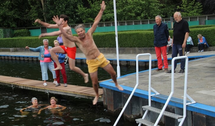 De eerste zwemmers gaan te water. “Heerlijk," zegt Niels. “Koud? Nee hoor, lekker!”