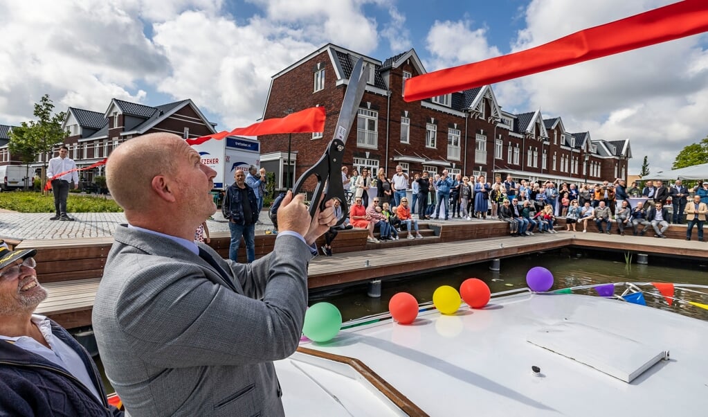 Wethouder Michiel Ferwerda opent de nieuwe passantenhaven in Poeldijk Dorp.