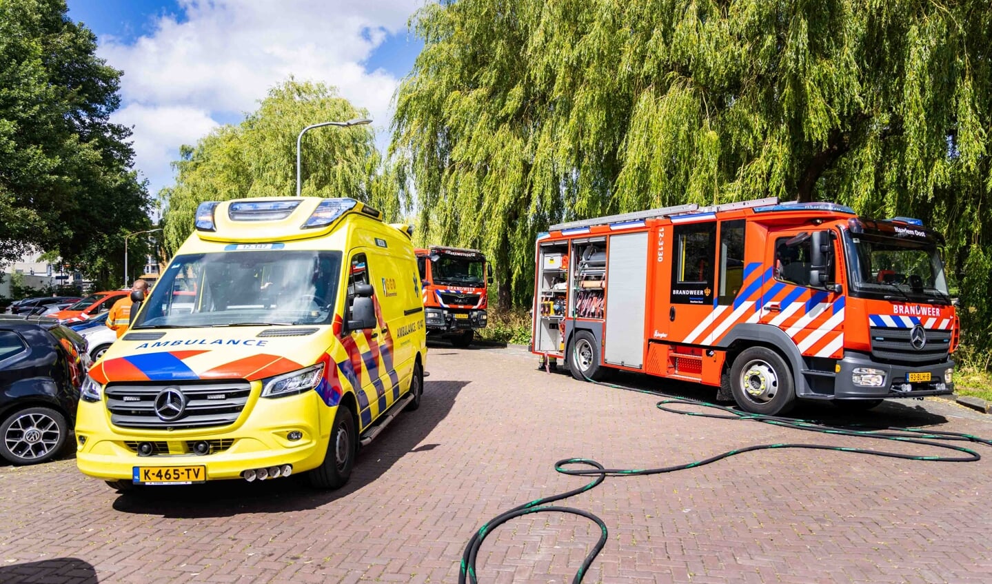 Hulpdiensten met grote spoed naar Postjesweg in Amsterdam