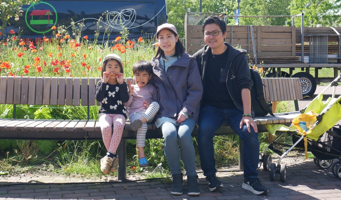 Van rechts naar links: Keisuke (39), Yukae (32) en hun kinderen van 4 en 6 jaar zijn sinds kort uit Japan in Rijswijk komen te wonen. Het onderwijssysteem is belangrijk voor hen.
