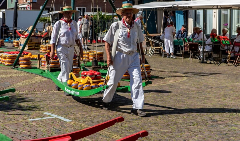 Elke woensdagochtend in juli en augustus zijn de kaasdragers in touw op het Jan Nieuwenhuizenplein in Edam.