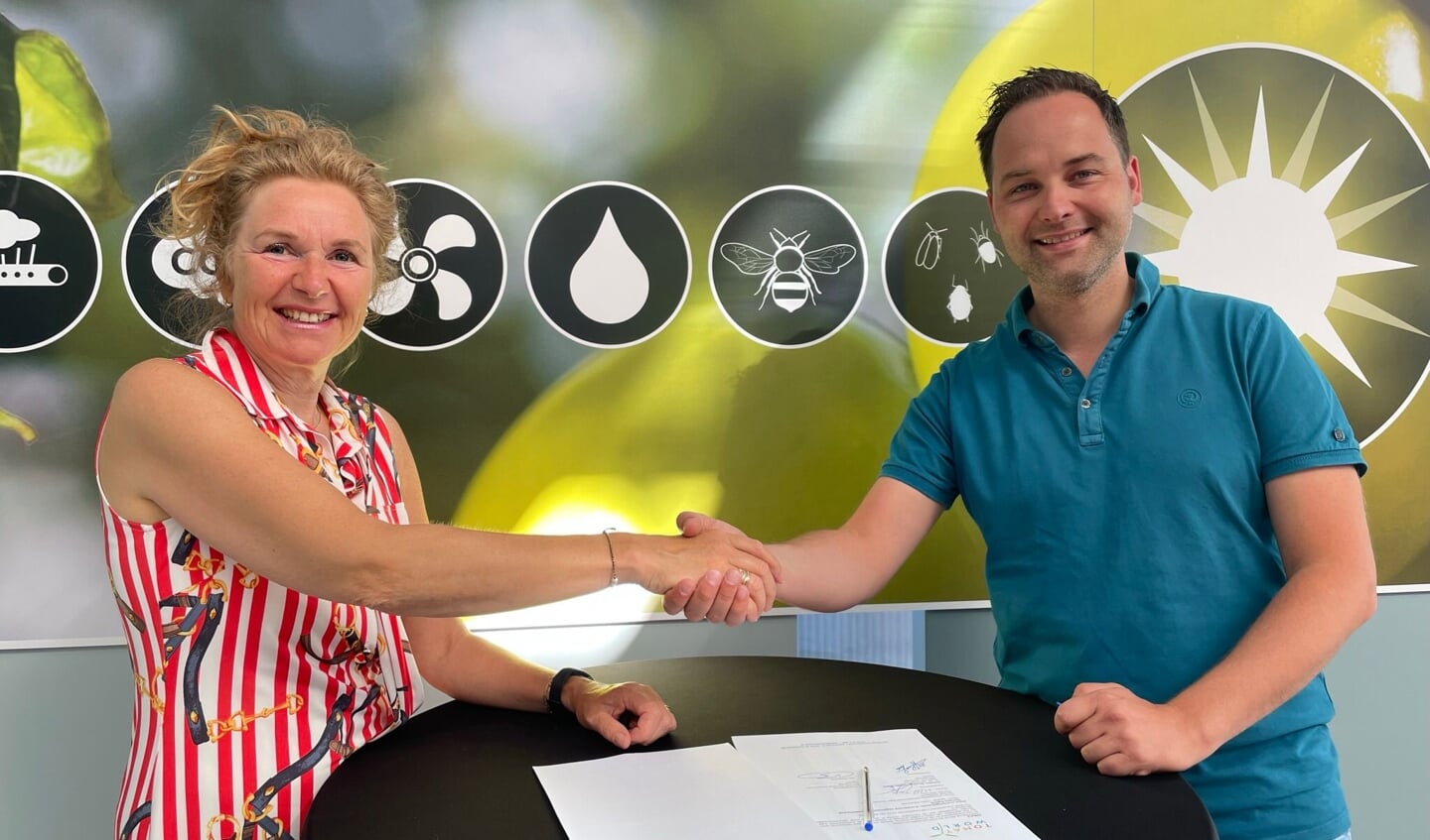 Thorben Looije (CEO Valto biocontrol) en Miranda van den Ende (Directeur Tomatoworld).
