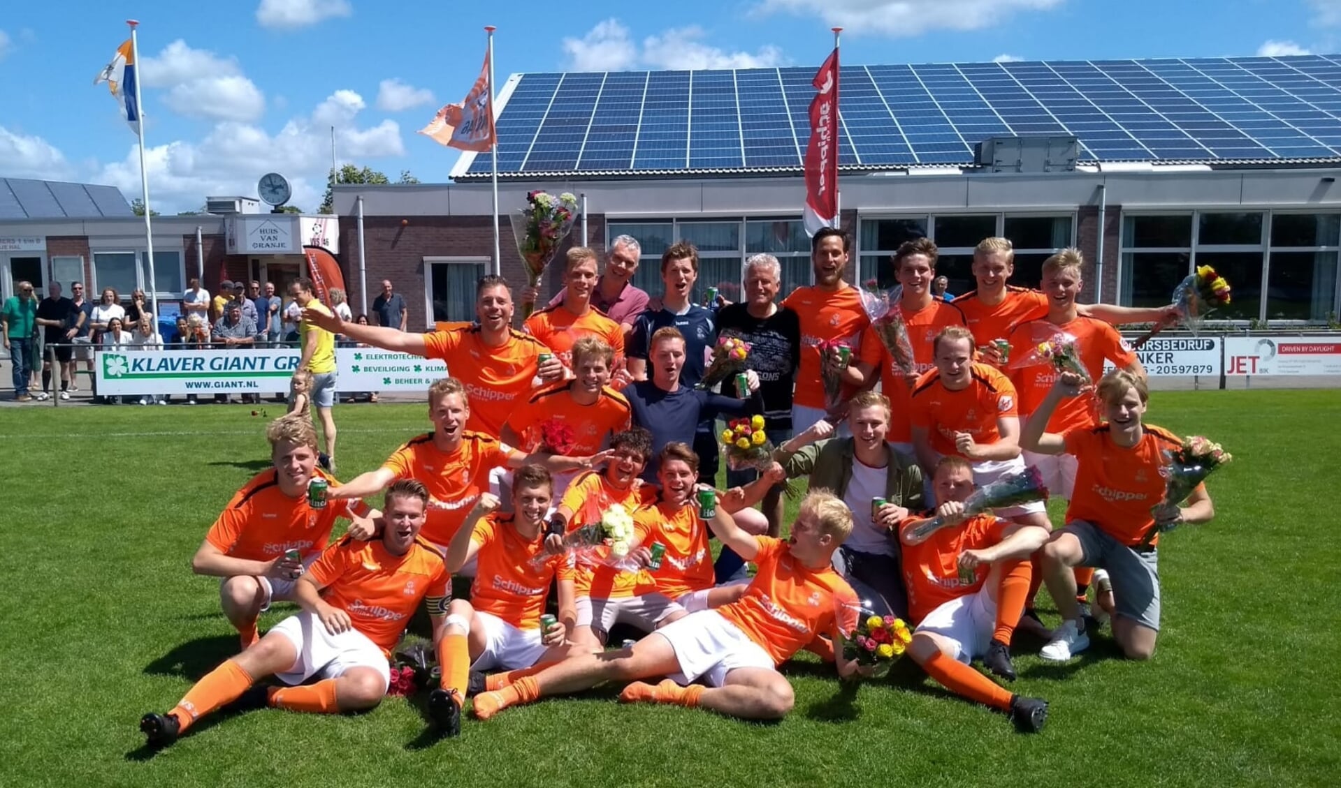 OPMEER - Het team van VVS’46 4 vieren het kampioenschap.