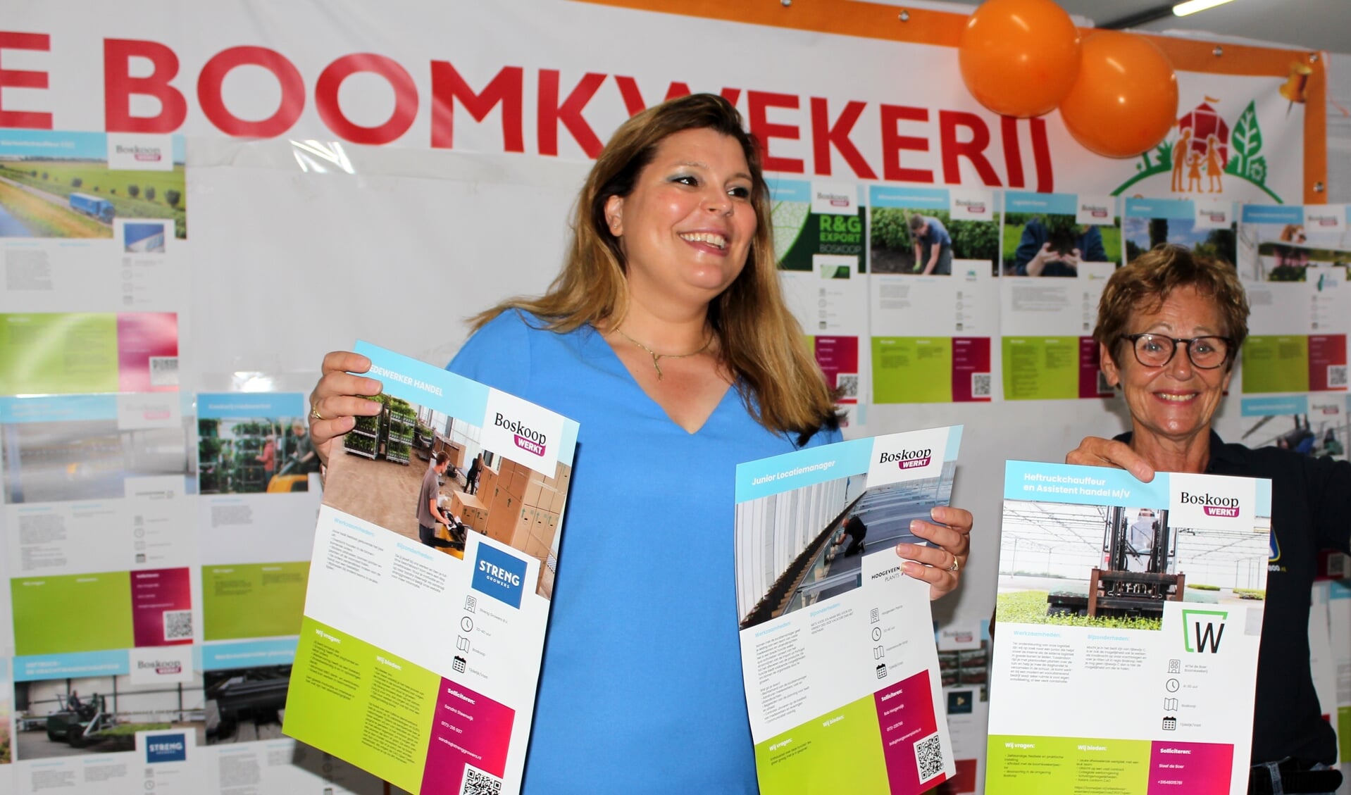 Greenport-wethouder Anouk Noordermeer opent Open Kwekerijdag, door samen met Greenport-vrouw Helma van der Louw vacatures op te hangen op het Carrrièreplein.