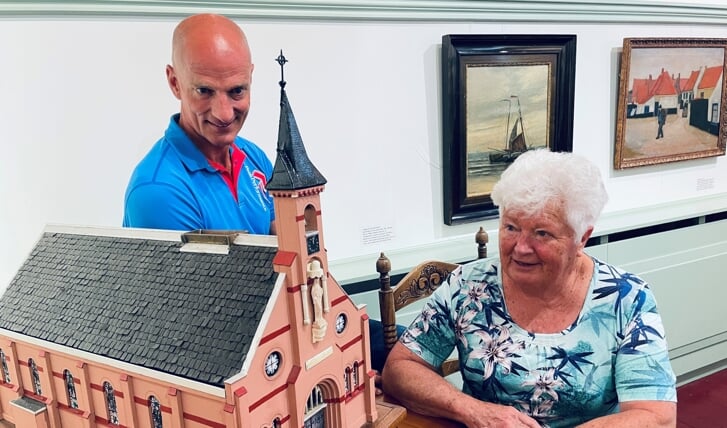 Bea van Duin-de Goede en Rob van Duin met het model van de R.K. Kerk bij de aanbieding aan het Museum van Egmond