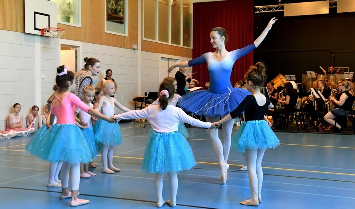 Het orkest Schagens Harmonie staat samen met Balletschool Attitude in Theater De Vest.
