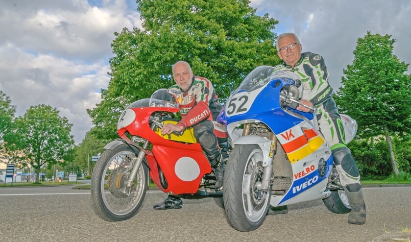 Harry Bouwman en Jan Veeken (r) op hun motoren.