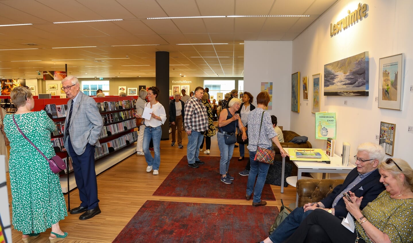 Er waren veel belangstellenden bij de opening van de ledententoonstelling in de Bibliotheek aan de Vliet, met meer dan 90 kunstwerken.