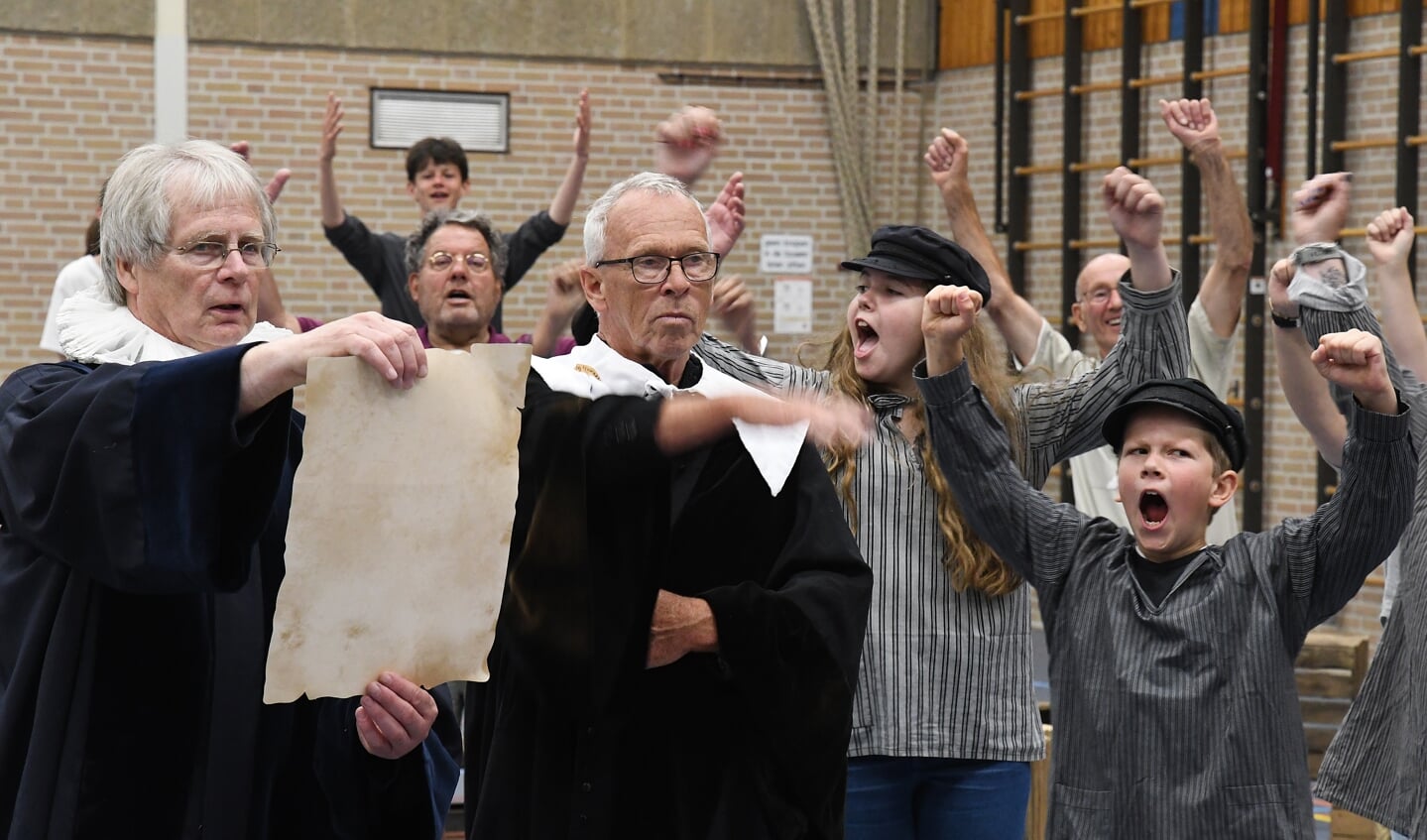 In het spektakel volgen twaalf scenes elkaar in rap tempo op, vanaf de middeleeuwen tot nu.