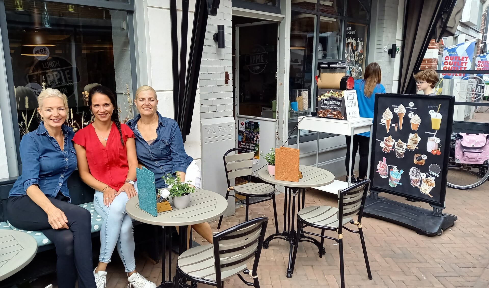 Van links naar rechts: Syl, Romi en Lin op het terras van Appie.