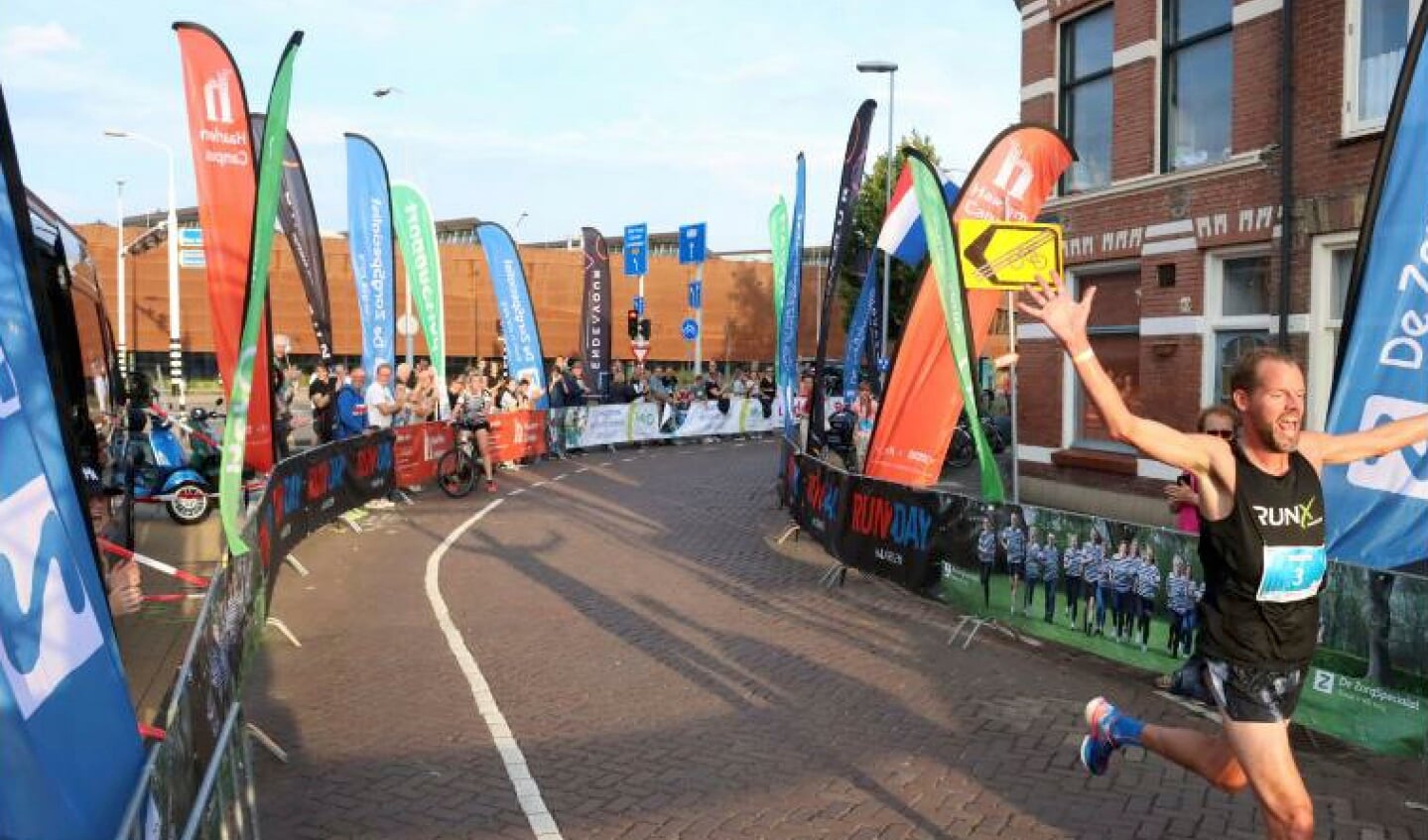 Christiaan Bosselaar wint de 10 kilometer ZorgSpecialist Grachtenloop 2022 in Haarlem